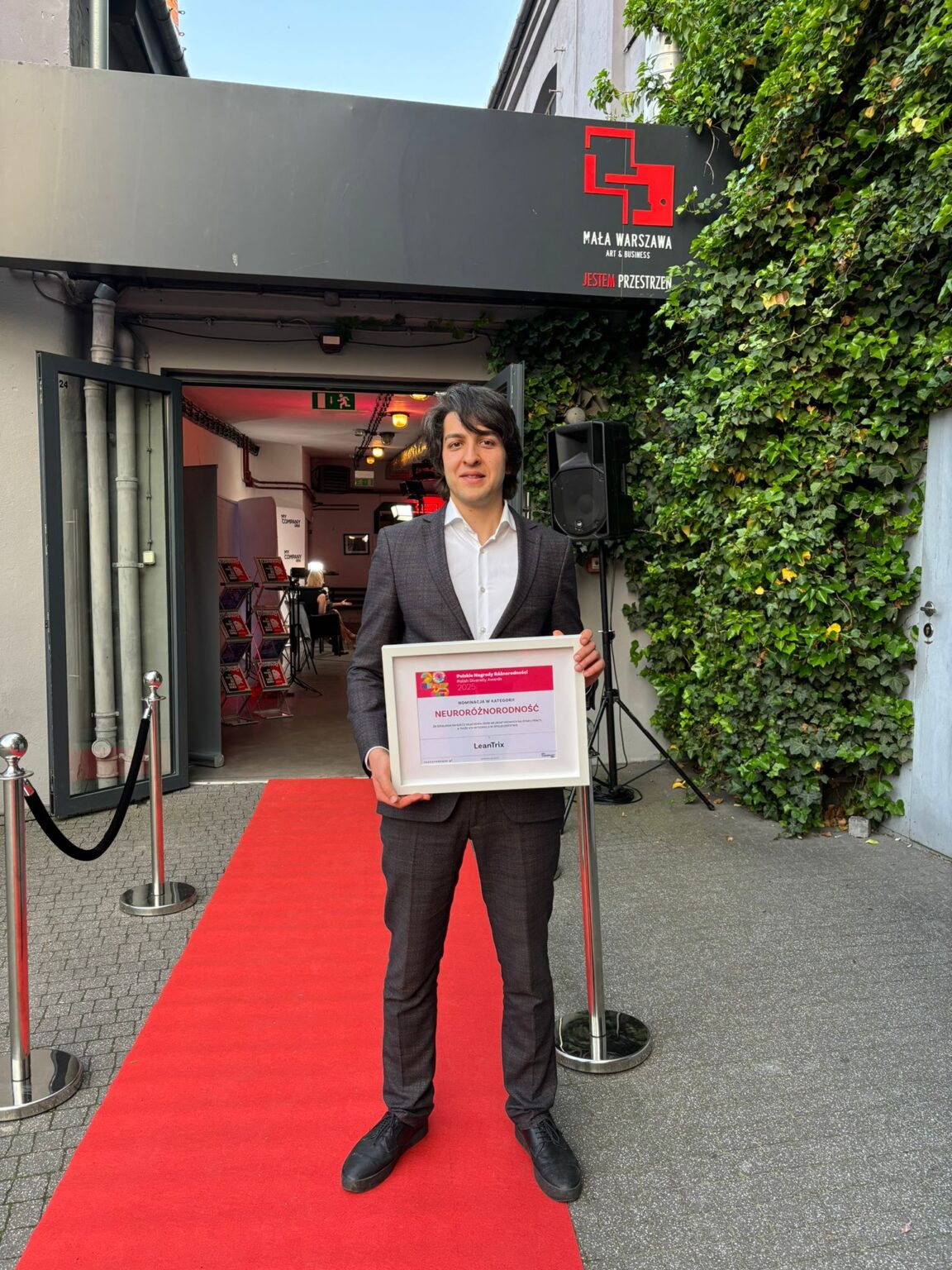 Aleksander Calli z Fundacji Pałac Subkultury z dyplomem nominacji LeanTrix do Polskich Nagród Różnorodności 2025