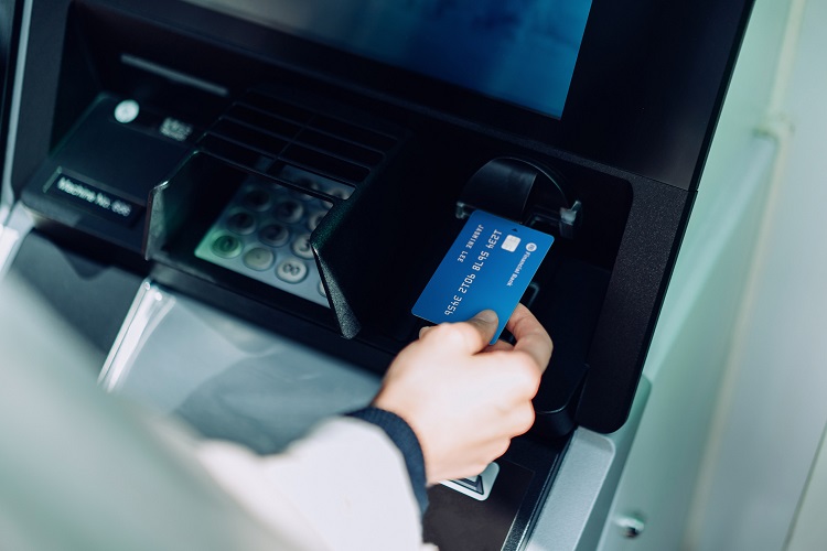 Wyciąganie karty z bankomatu - rozwiązanie, które chroni przed błędami