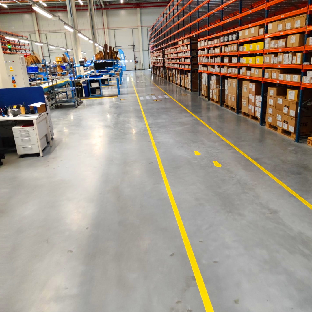 Oznakowanie magazynu Heilind Electronics – ciąg komunikacyjny i elementy prowadzenia wykonane przez Tagatic